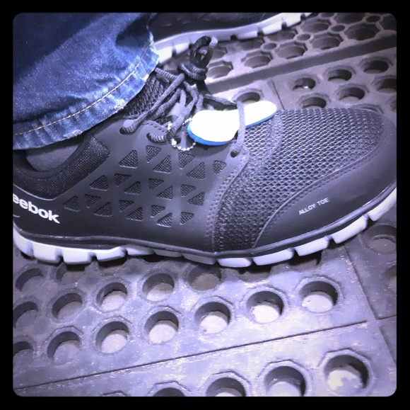 slip resistant tennis shoes